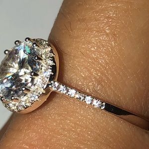 Delicate beautiful size 7 solitaire halo ring